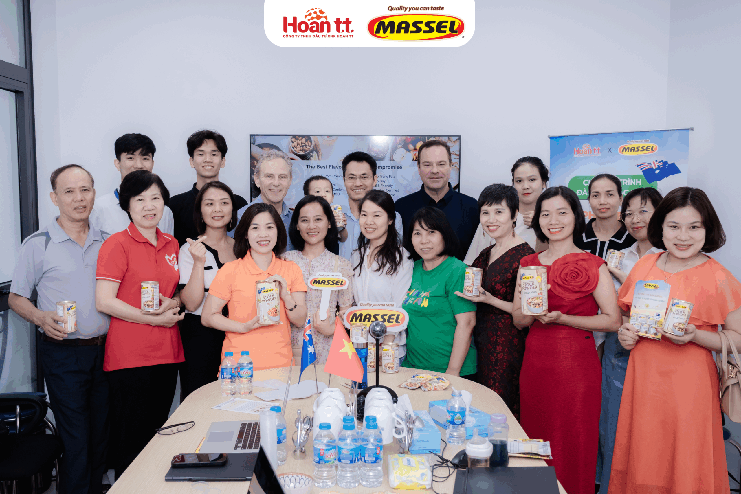 Đại diện nhãn hàng Massel Group chụp ảnh cùng những người tham gia