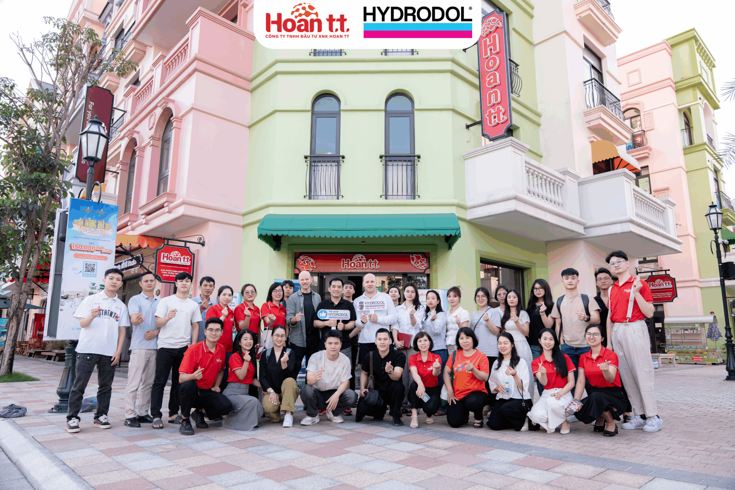 CEO & Co-founder Hydrodol Will Crothers và Nick Crothers chụp ảnh cùng đội ngũ nhân sự Hoan TT, Stai và ByeBeo