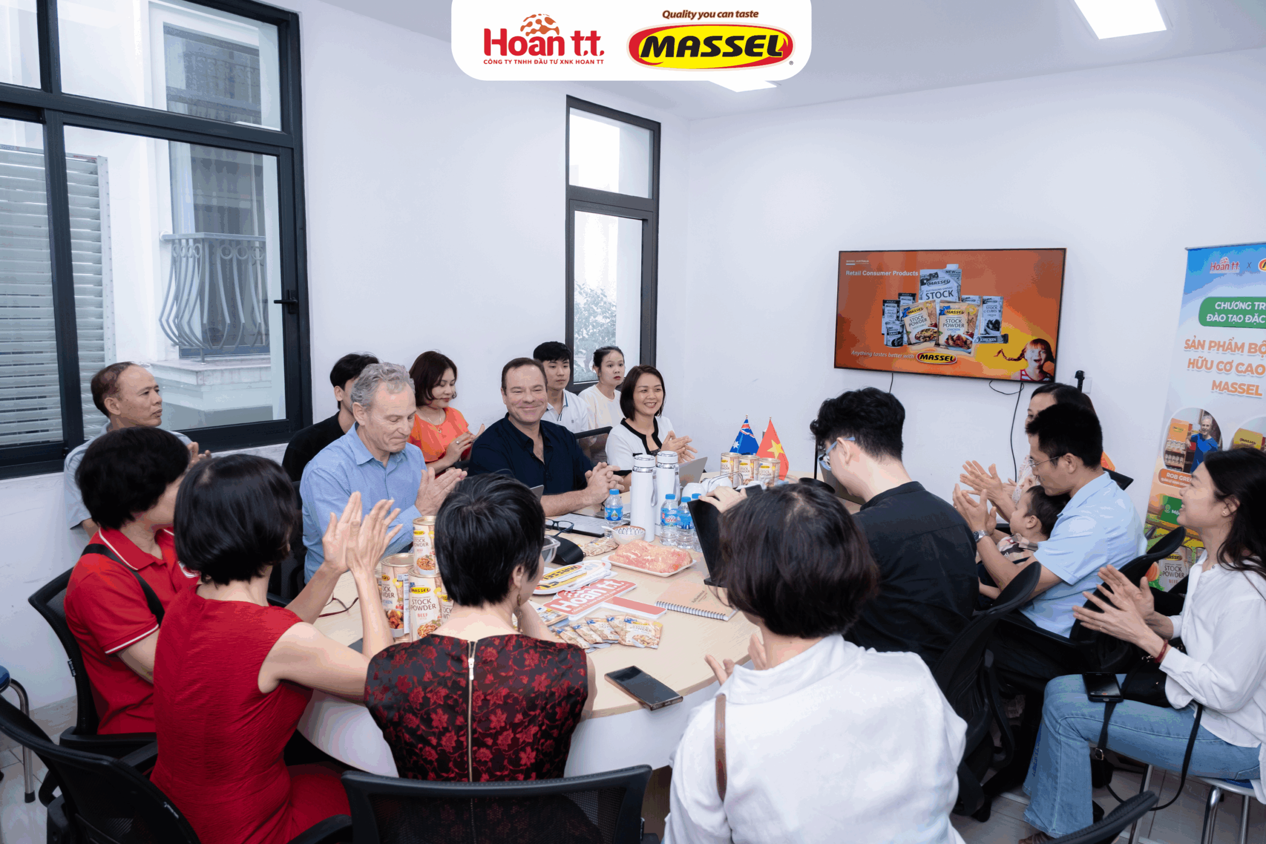 Giám đốc Mark Caine và Quản lý kinh doanh Rob Gregory cùng những người tham dự