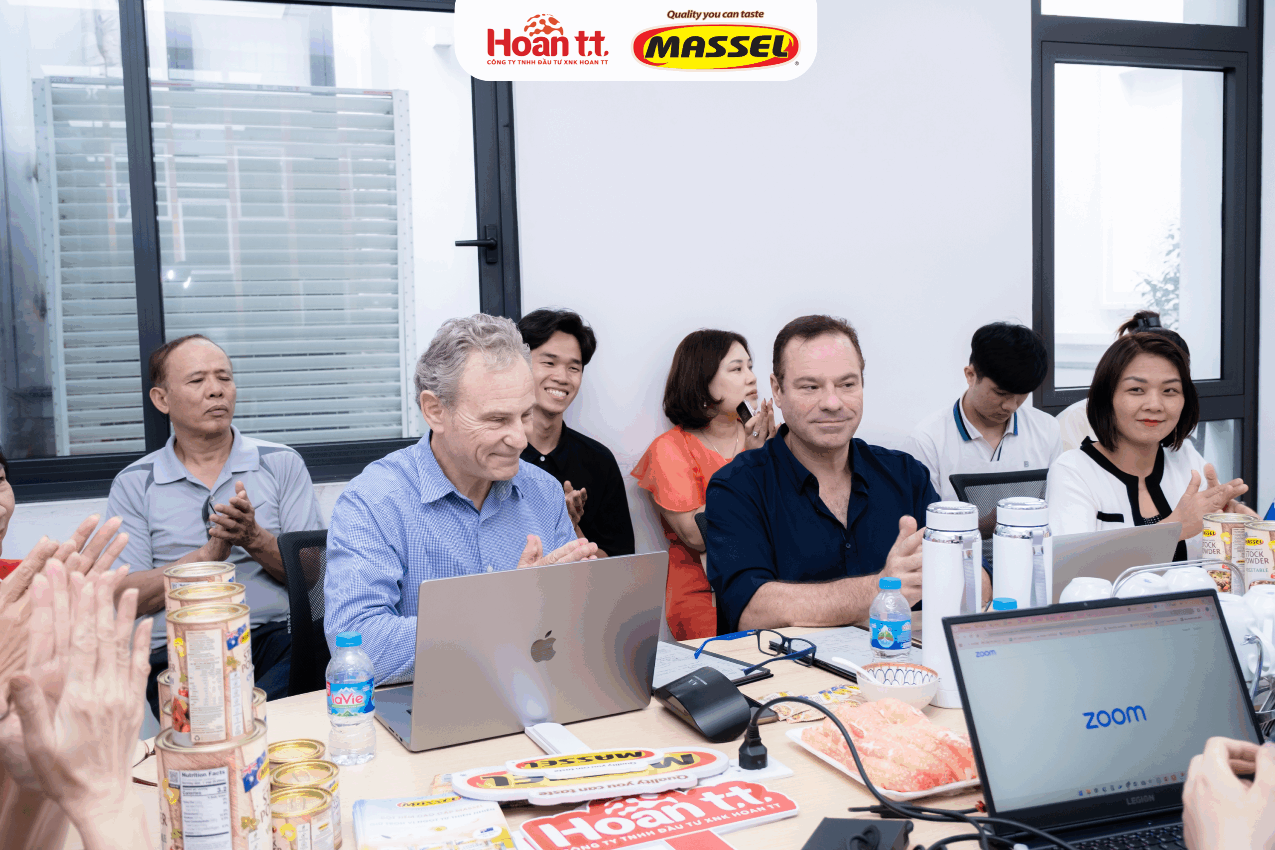 Bầu không khí vui vẻ và gần gũi của buổi đào tạo