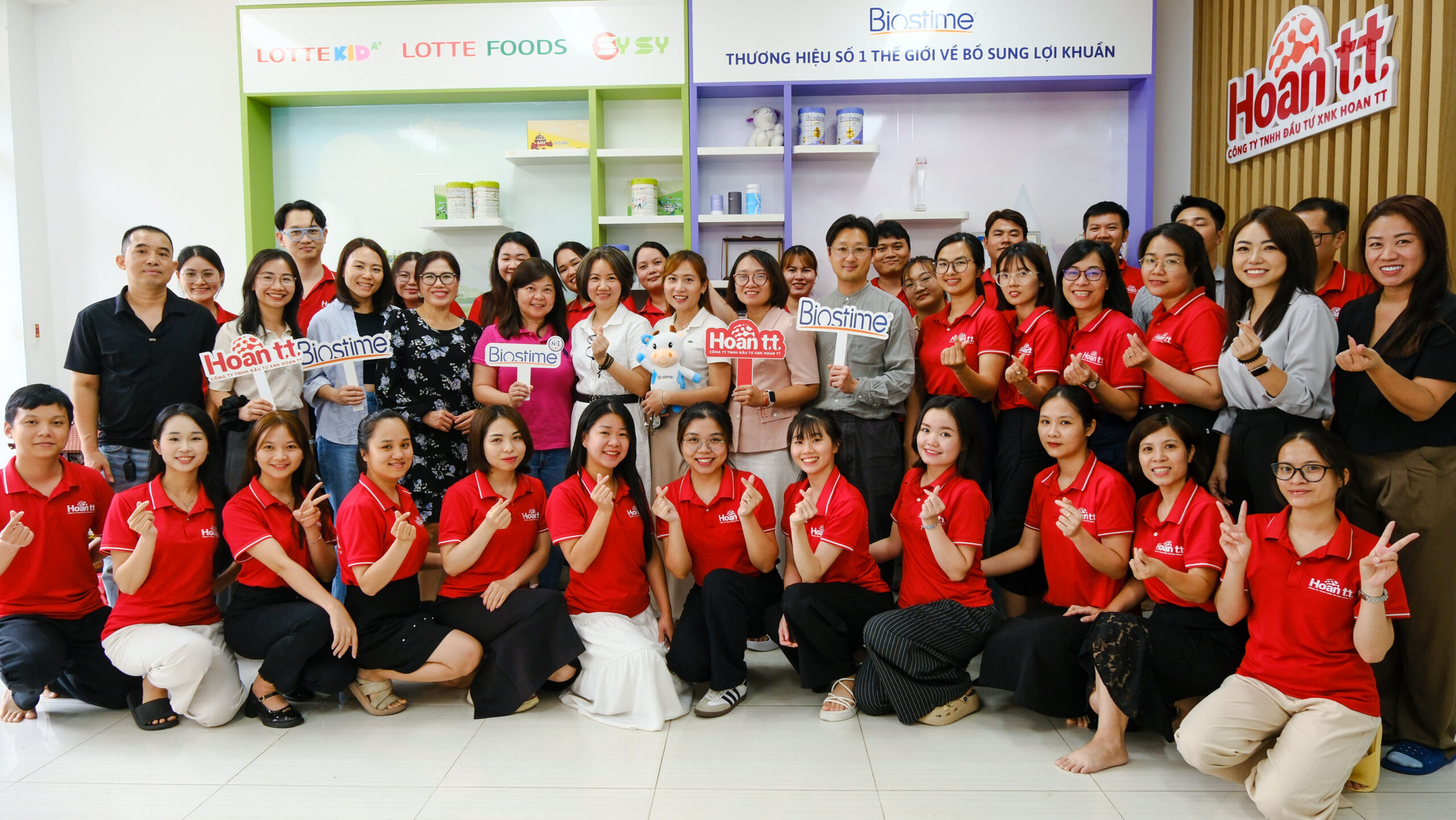 Đại diện nhãn hàng Biostime chụp ảnh kỉ niệm cùng Ban lãnh đạo và đội ngũ nhân sự Hoan TT