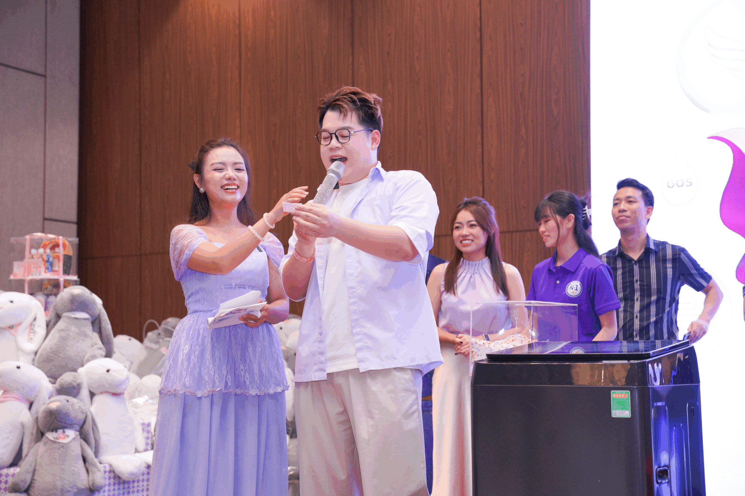 KOL Long Chun giao lưu cùng các mẹ tại hội trường